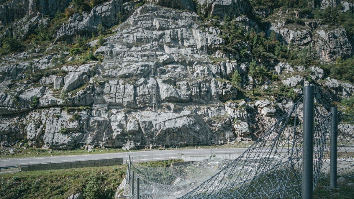 Active vs Passive Rockfall Protection: How to Choose the Right System